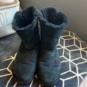 Black uggs with bows